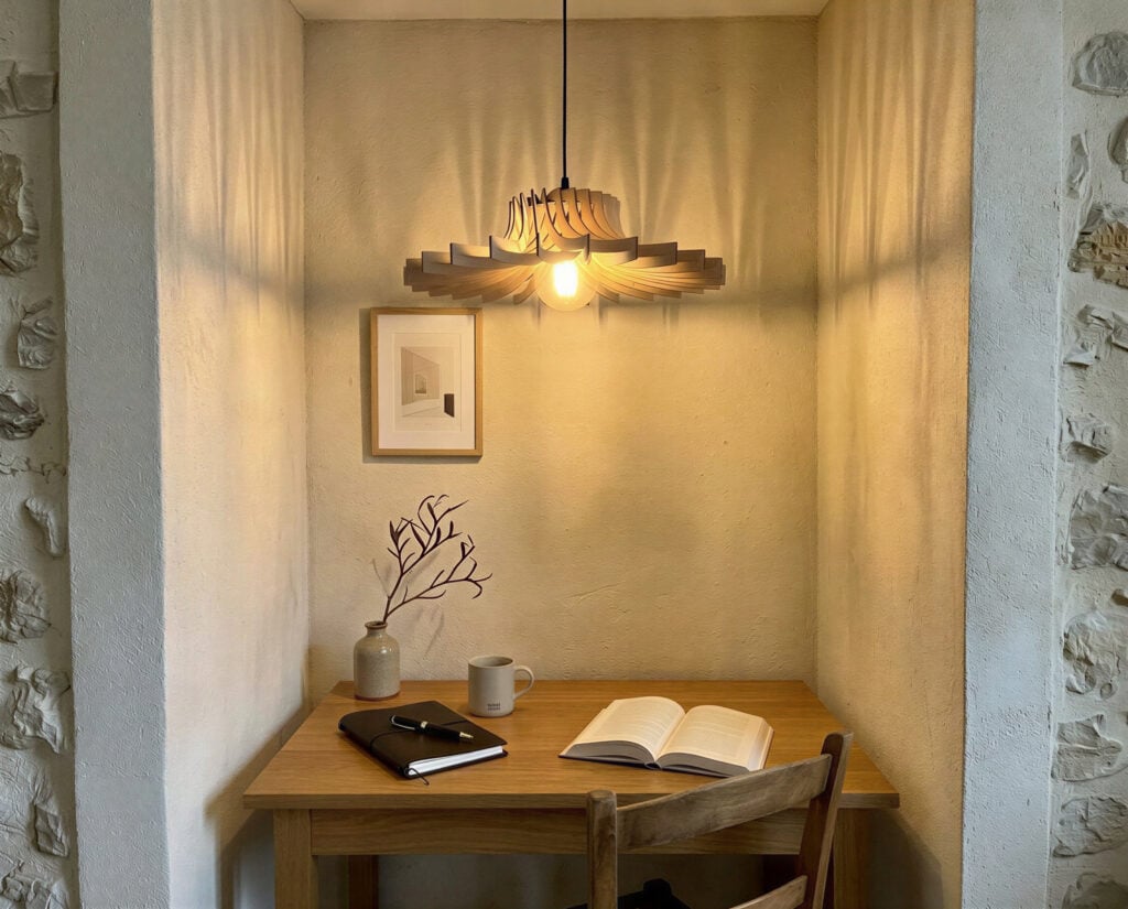 Suspension en bois Gaston au-dessus d'un petit bureau aménagé dans une alcôve en pierre