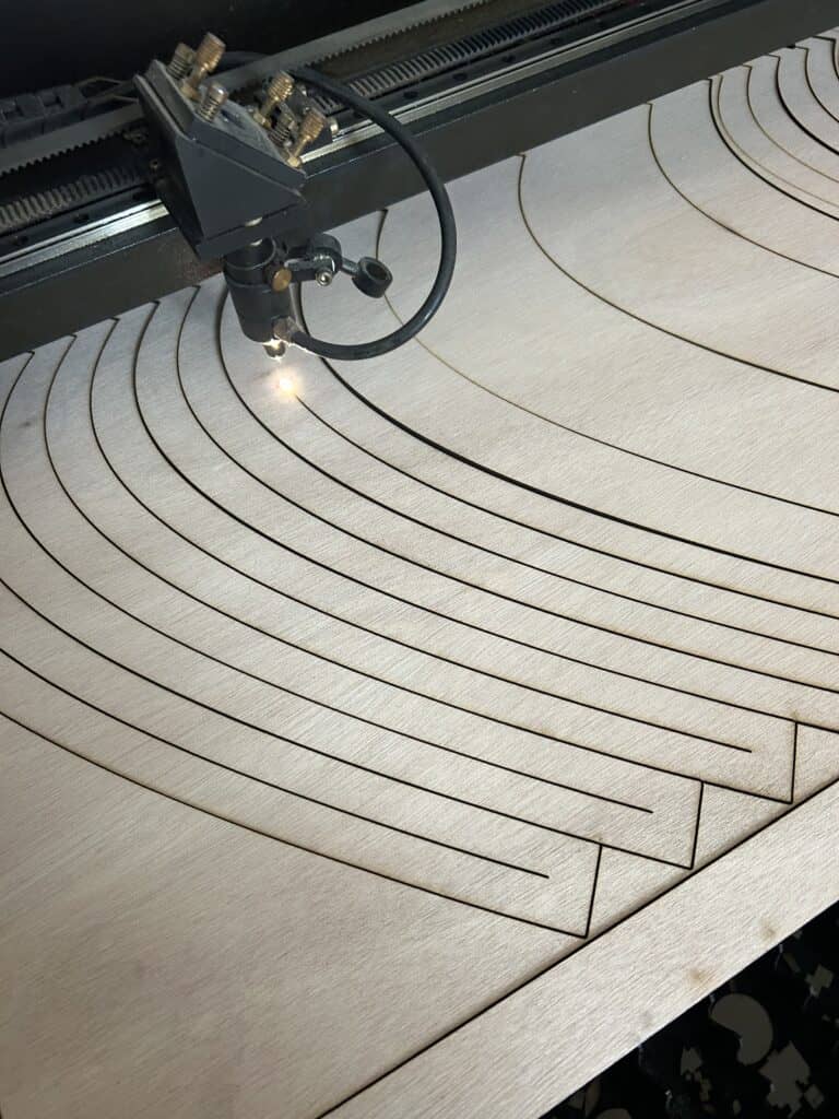 Découpage au laser un luminaire en bois