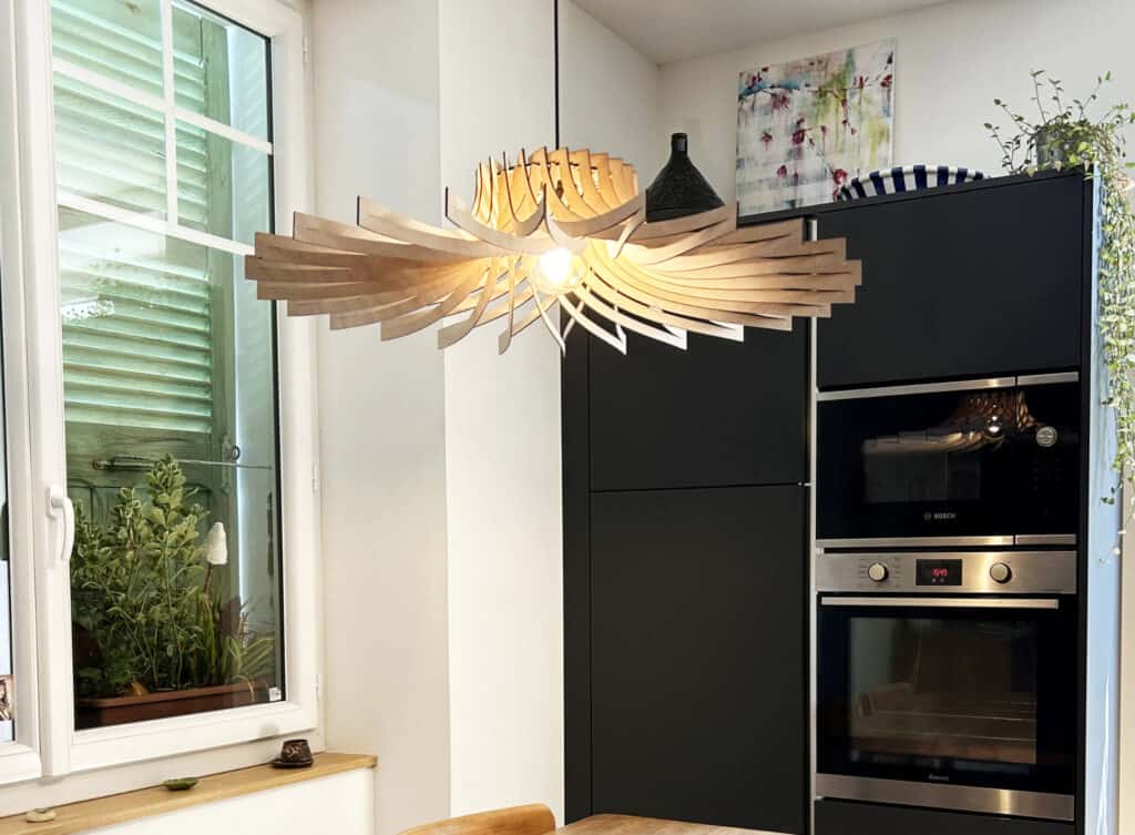 Luminaire artisanal en bois suspendu dans une cuisine