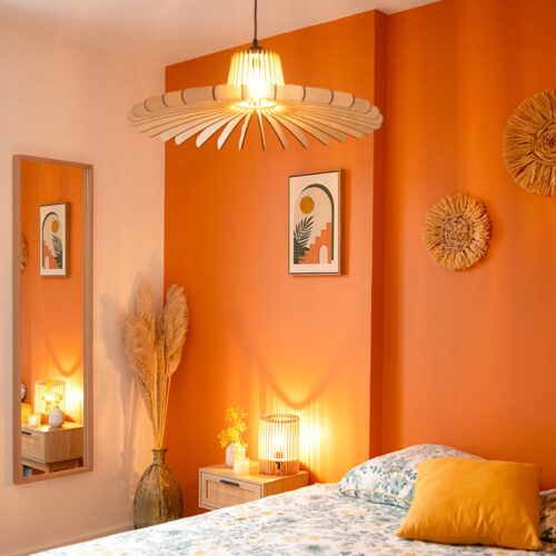 Luminaire en bois éclairant une chambre