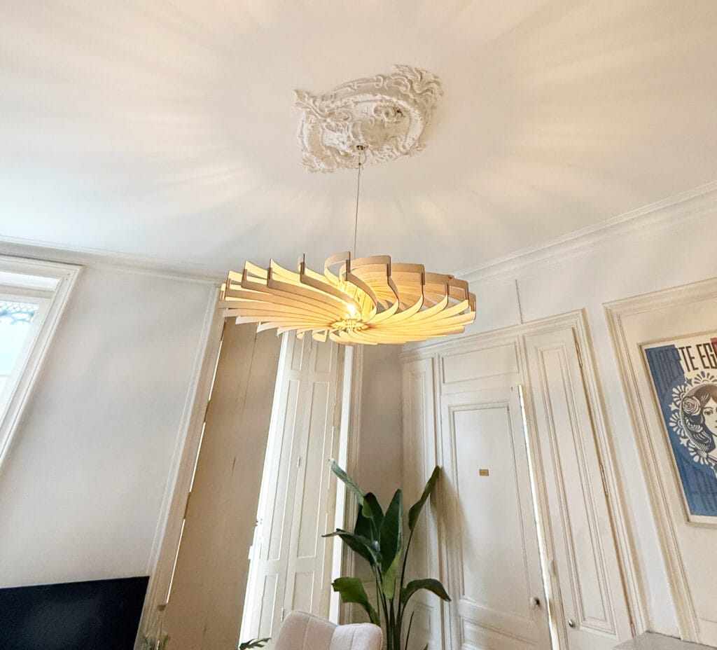 Une suspension artisanale en bois dans un intérieur élégant.