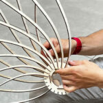 Robin, artisan, qui assemble facilement un luminaire en kit