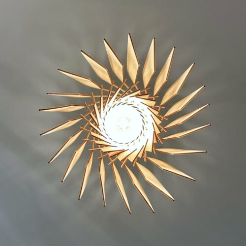 La vue de dessous d'un lustre en bois magnifique