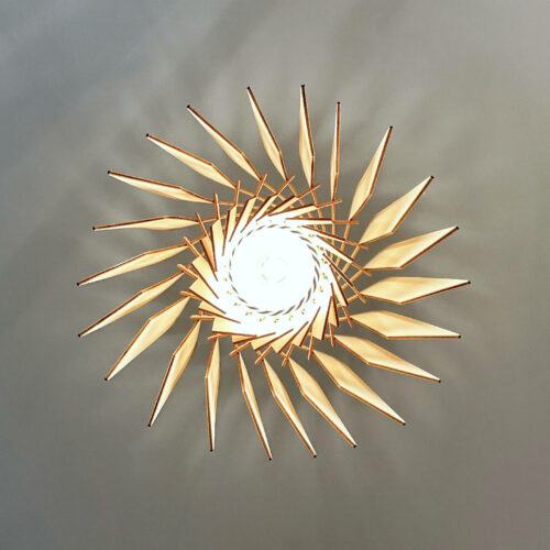 La vue de dessous d'un lustre en bois qui éclaire