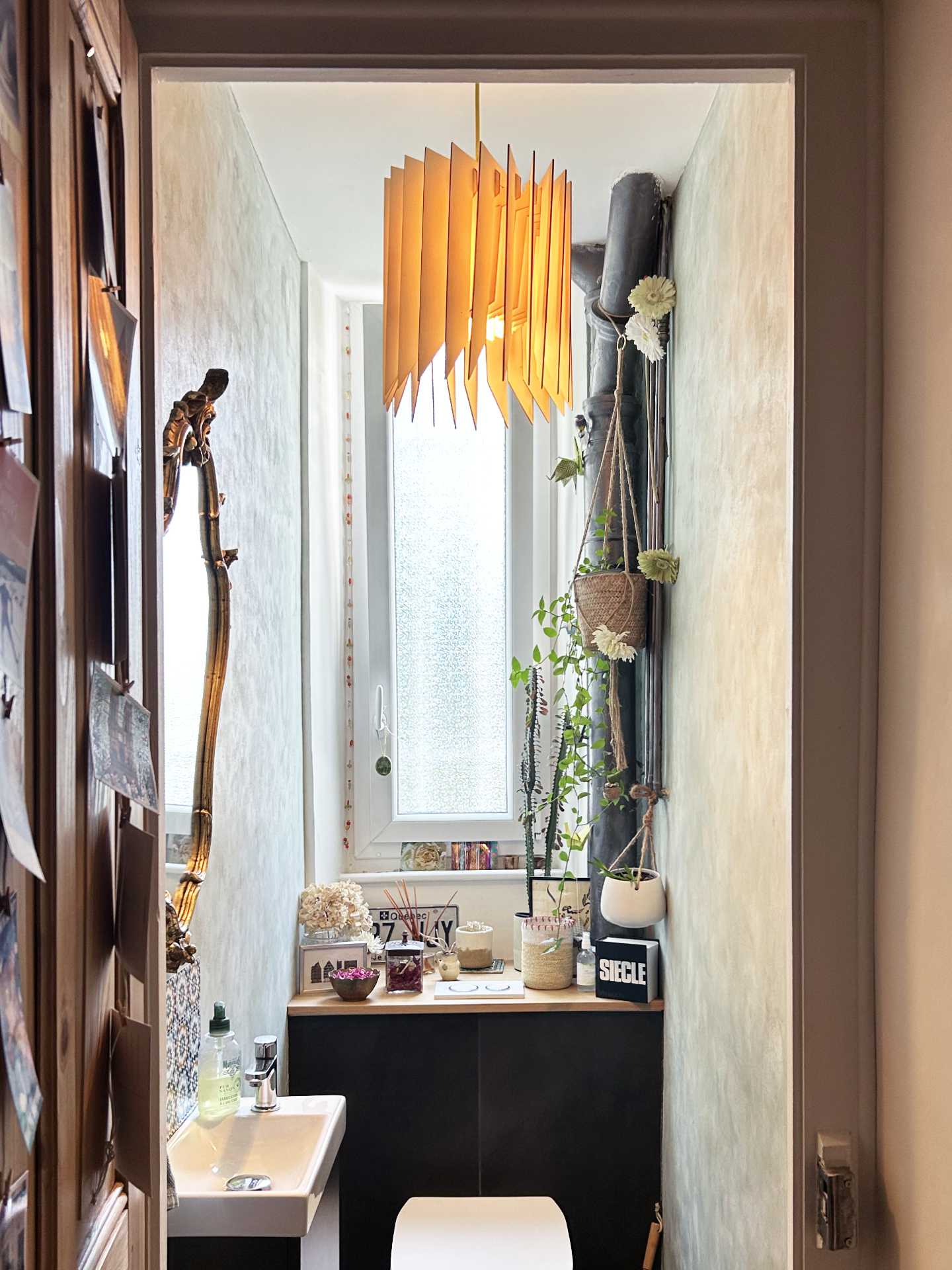 Un luminaire en bois moderne dans des toilettes chics