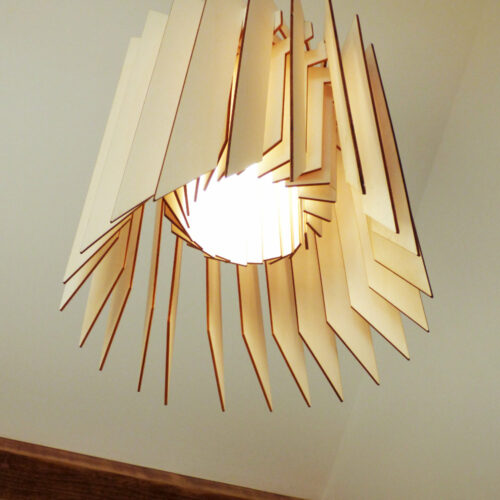 Vue de dessous d'un luminaire en bois moderne