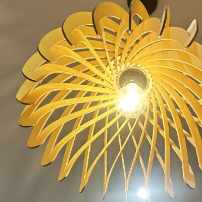 Un luminaire jaune, vu de dessous