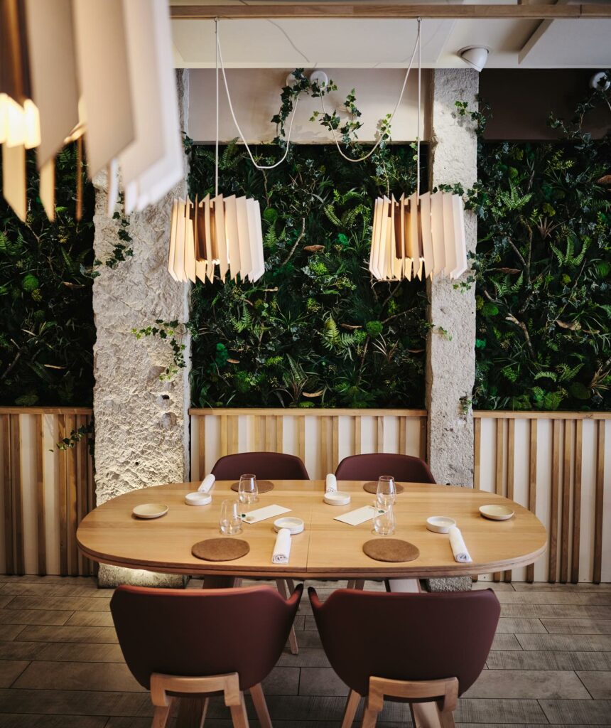 Deux Morane La gogane au dessus d'une table de restaurant, devant un mur végétal !
