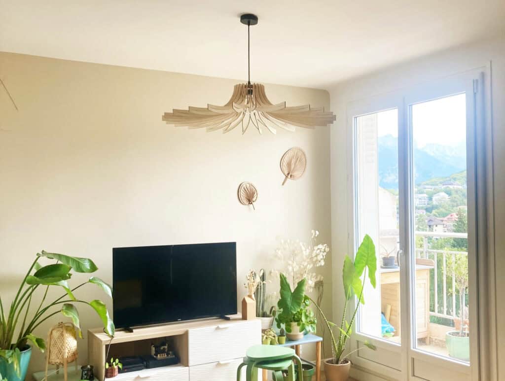 Un luminaire artisanal dans une déco nature