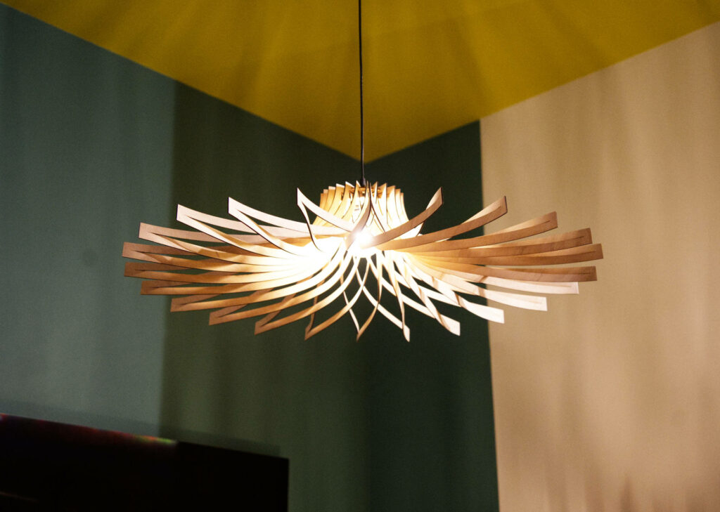 Une belle lampe en bois sous un haut plafond