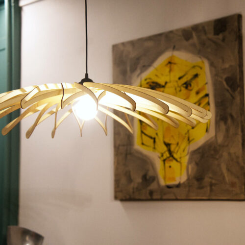 Une lampe en bois au dessus d'une table à manger dans un salon