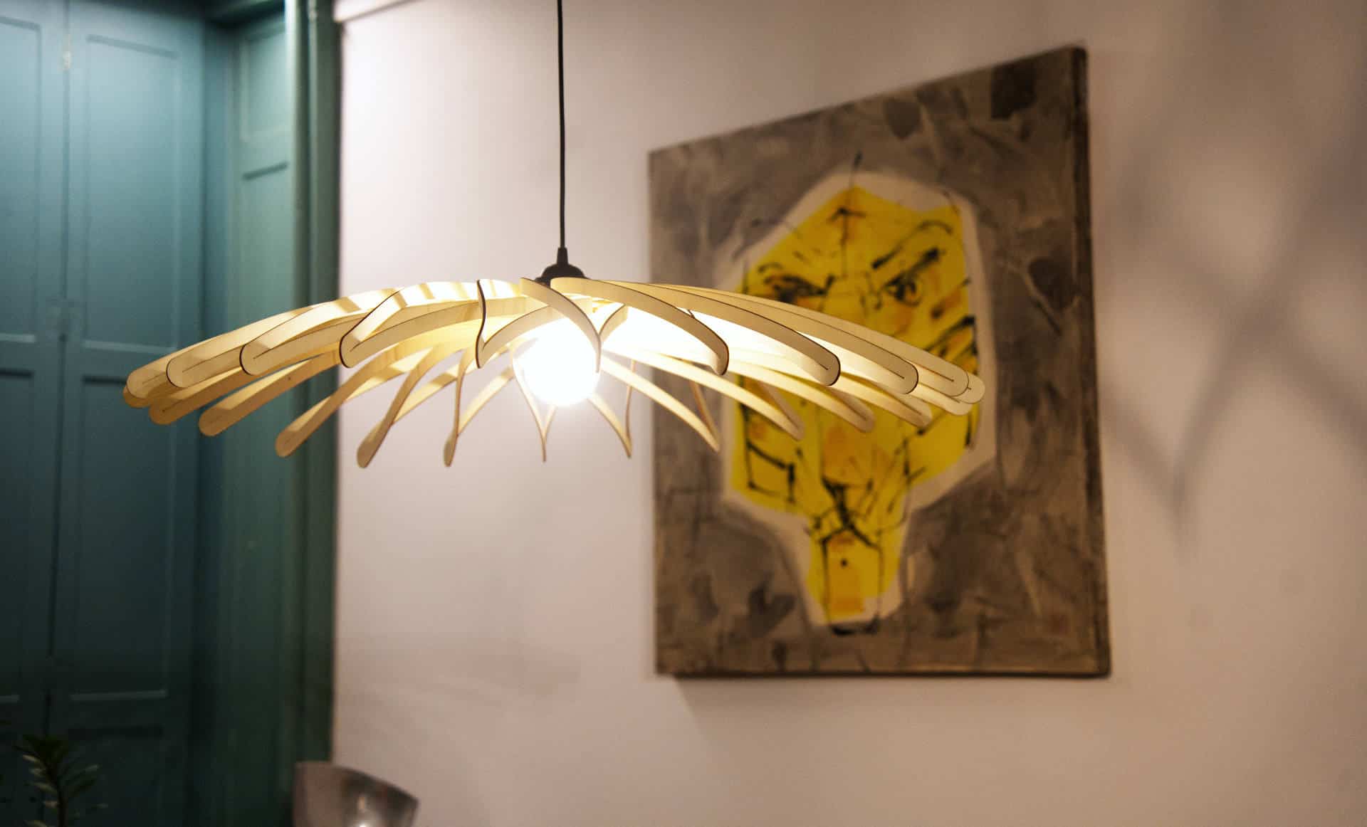 Une lampe en bois au dessus d'une table à manger dans un salon