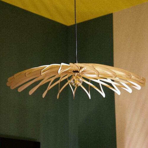 Une suspension design en bois dans un grand salon