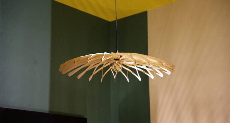💡 Un luminaire design en bois pour votre salon ? Atelier Sâpi a ce qu’il vous faut