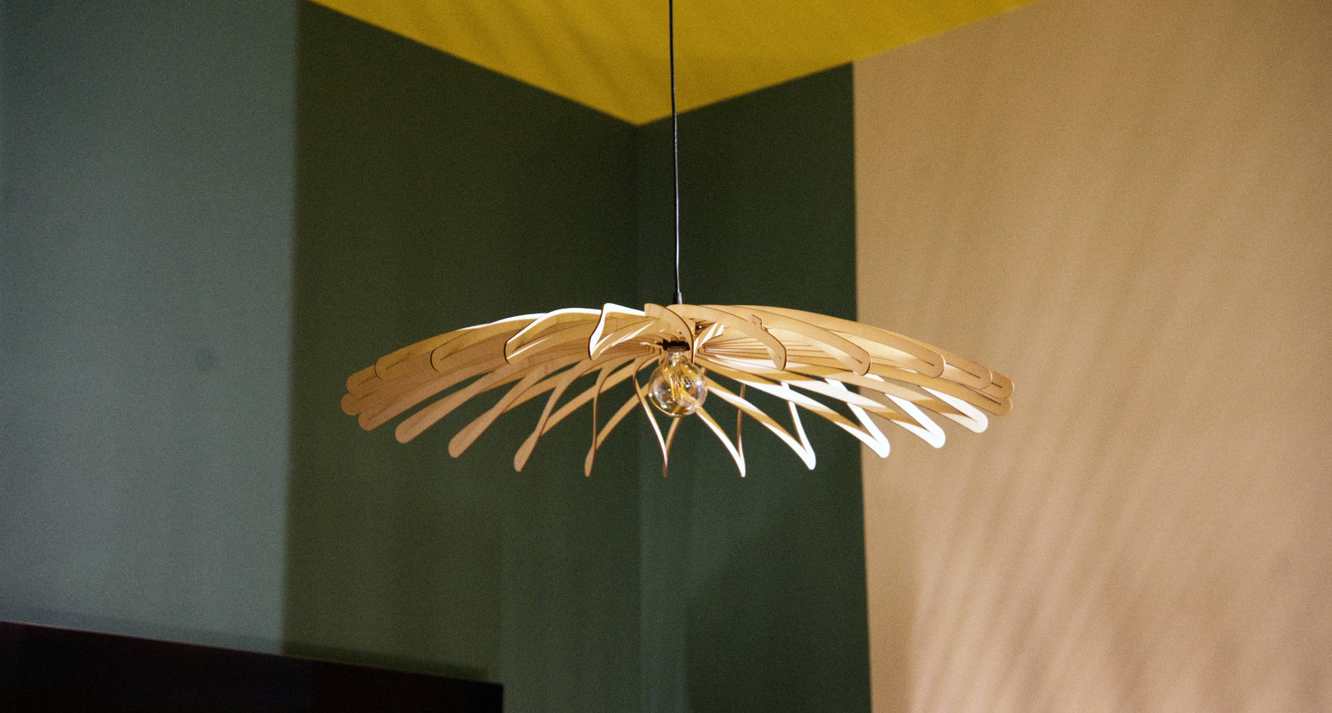 Une suspension design en bois dans un grand salon