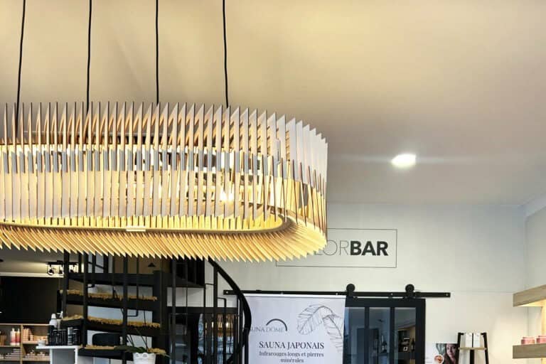 Collaboration avec le salon de coiffure Color Nadine : un luminaire ornemental sur mesure, de la conception à l’installation