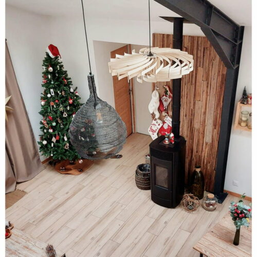 Un luminaire moderne en bois