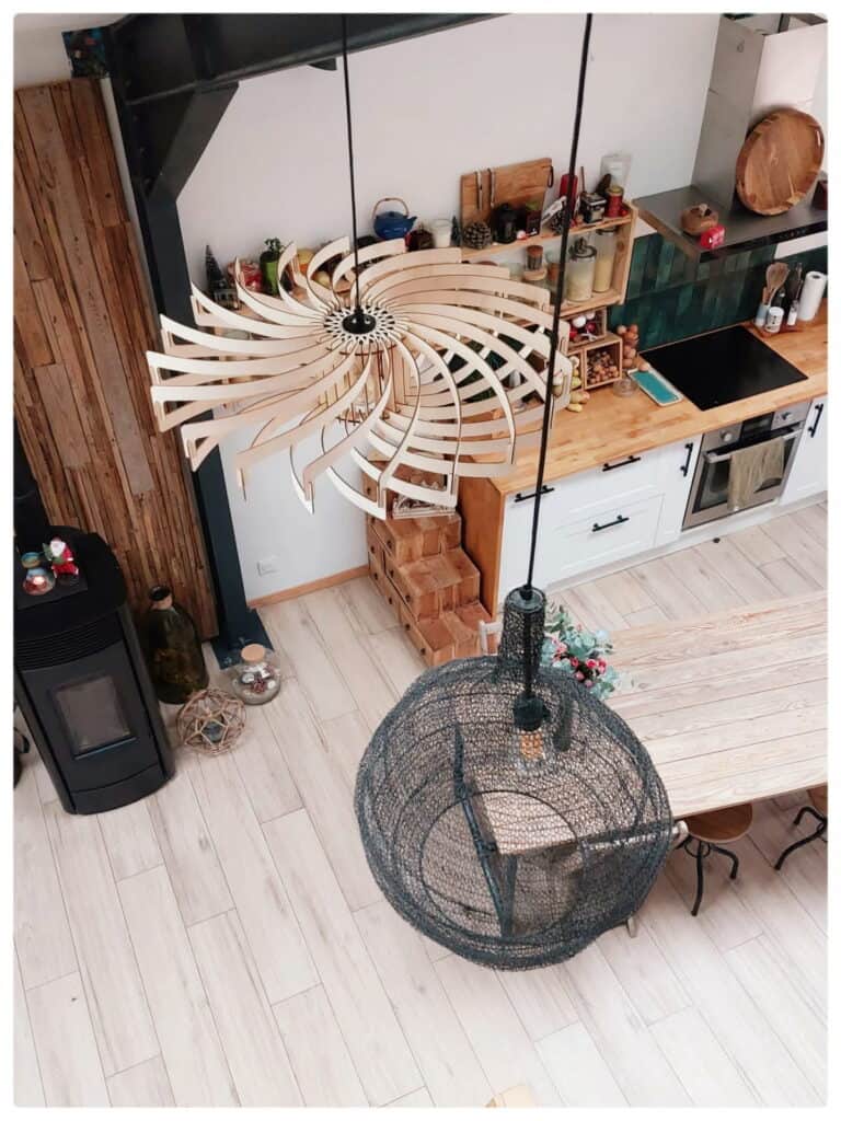 Un luminaire moderne en bois