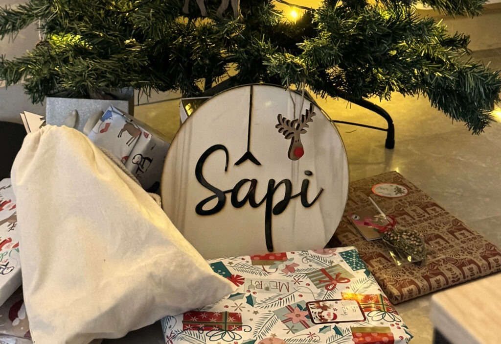 Un luminaire artisanal 100% bois au pied du sapin