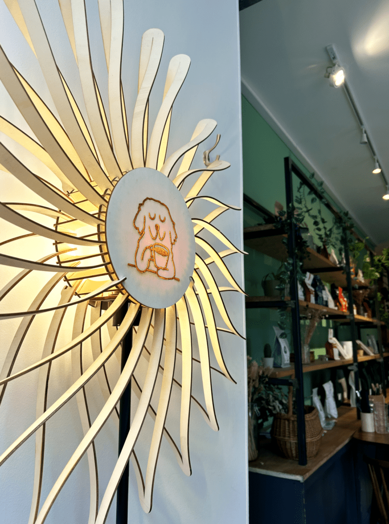 Un lampadaire déco dans un café