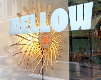 Un lampadaire en bois dans un Coffee shop à lyon