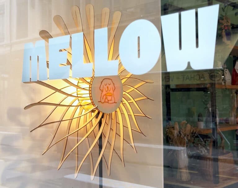 Un lampadaire artisanal en bois illumine le Coffee Shop Mellow, au cœur du centre-ville de Lyon