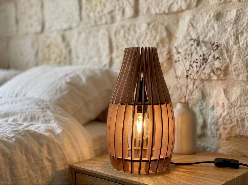 Lampe en bois à poser fabriquée en France, sur table de chevet