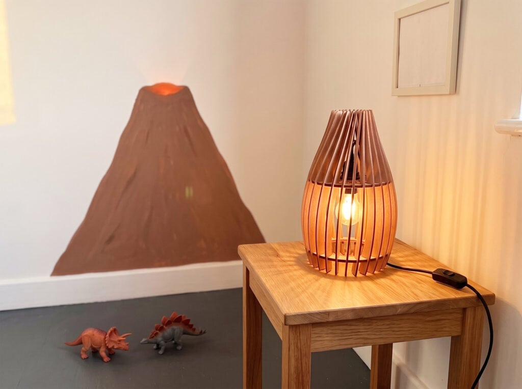 Lampe en bois à poser fabriquée en France, sur table de chevet