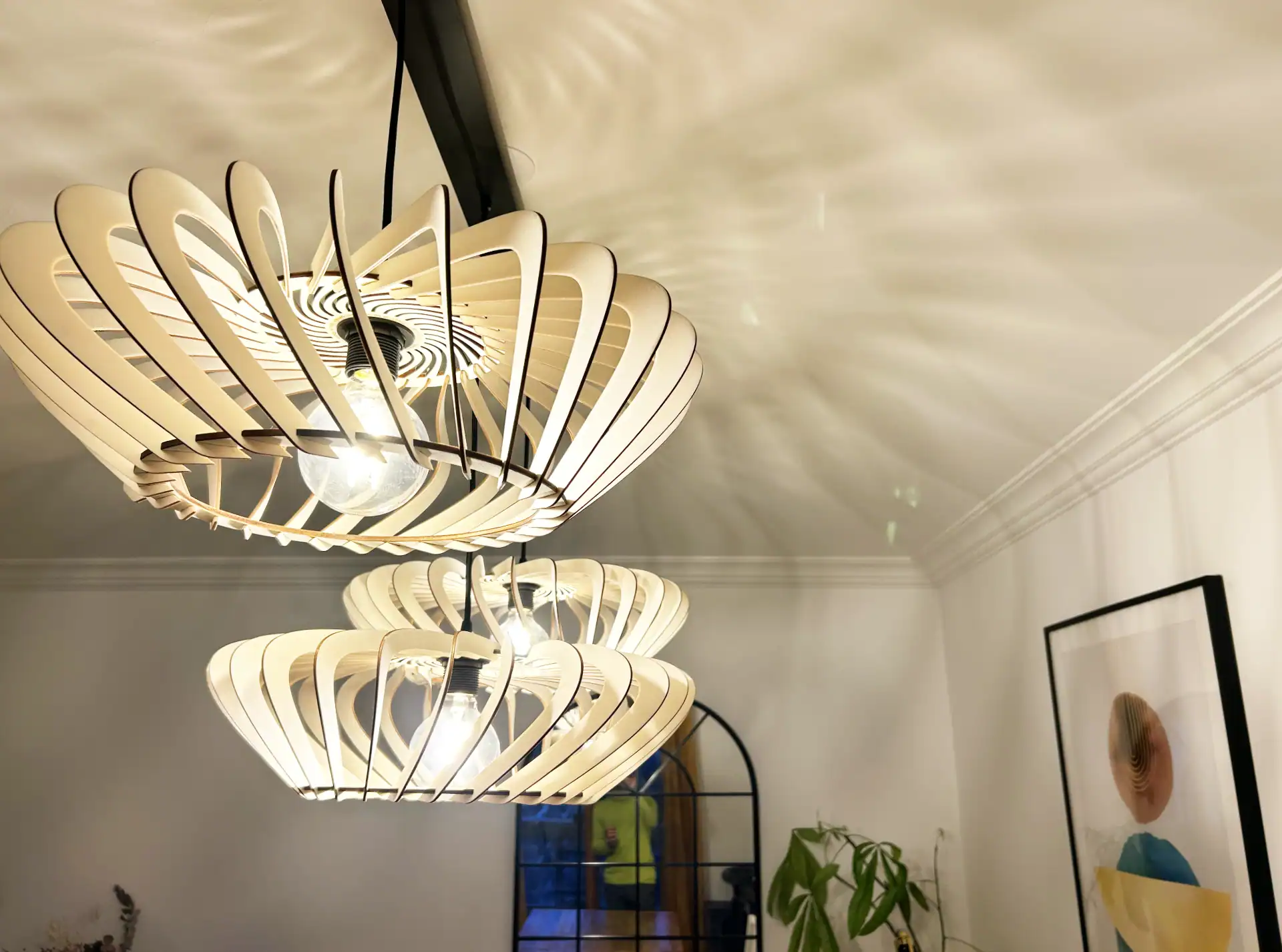 Luminaire design en bois, dans un salon moderne chic
