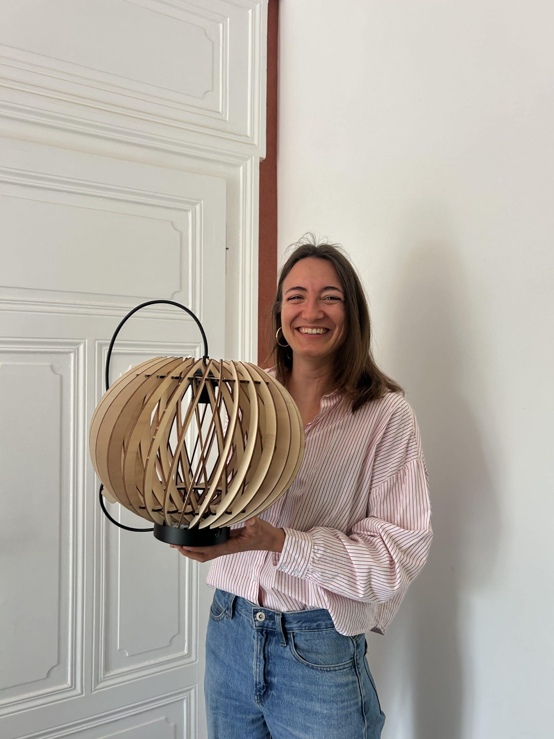 Lampe en bois artisanale, cadeau original pour fête des mères, atelier Sâpi.