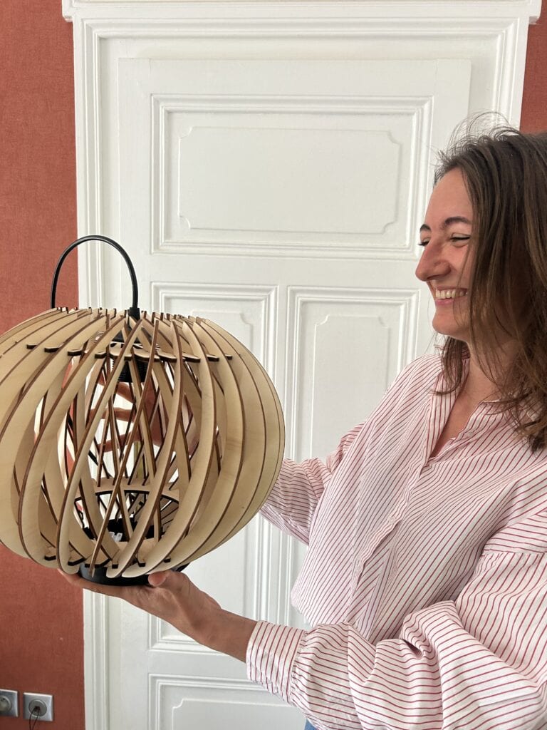 Luminaire en bois artisanal, parfait pour un cadeau fête des mères unique. Design moderne et écologique.