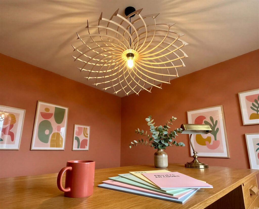 Suspension bois Arthus le lotus projetant ses ombres dans un bureau aux murs terracotta