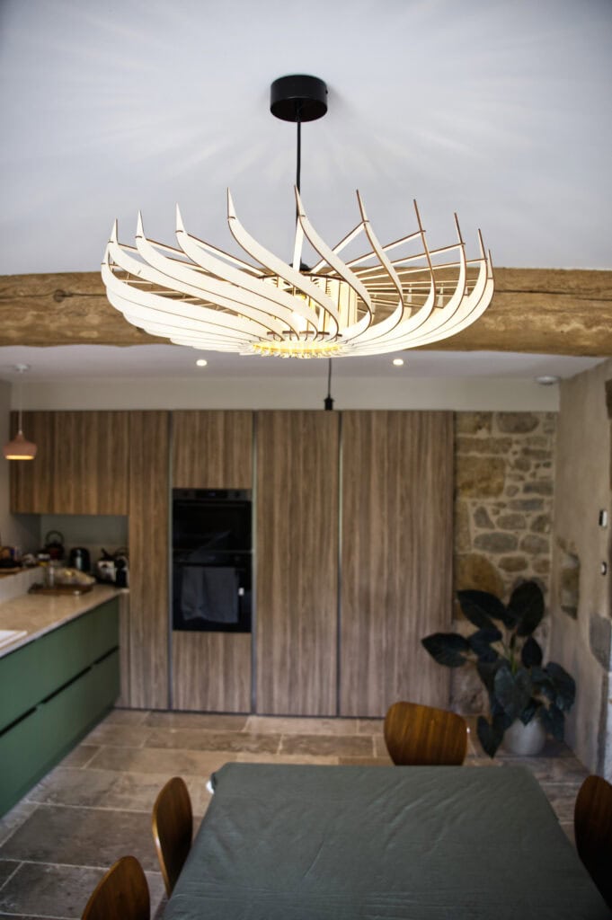 Suspension bois Claudine la turbine au-dessus d'un meuble dans un intérieur chaleureux