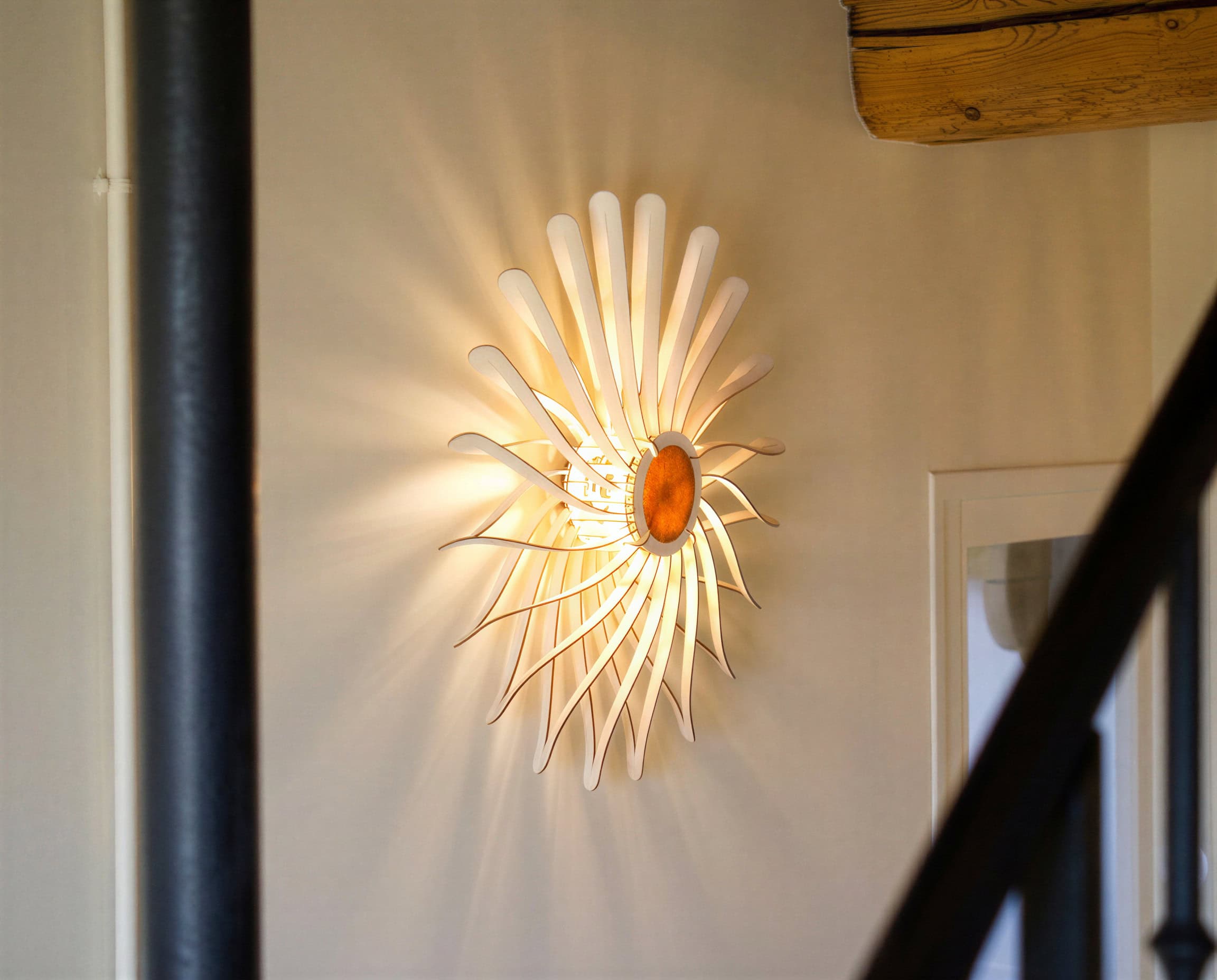 Dalida Le dahlia — Luminaire artisanal en bois