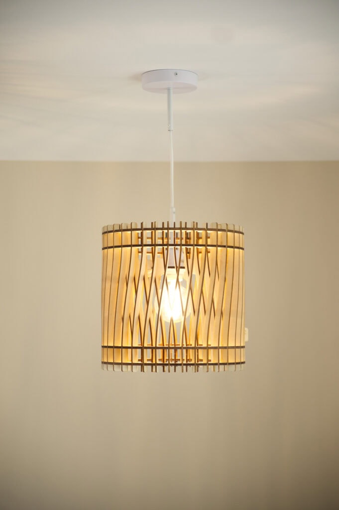 Suspension bois Vincent l'incandescent allumée – structure cylindrique en lamelles croisées