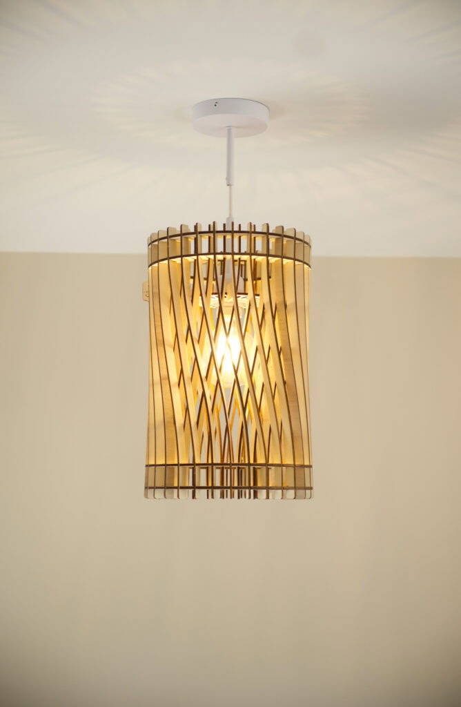 Suspension bois Vincent l'incandescent près d'une fenêtre dans un intérieur en pierre