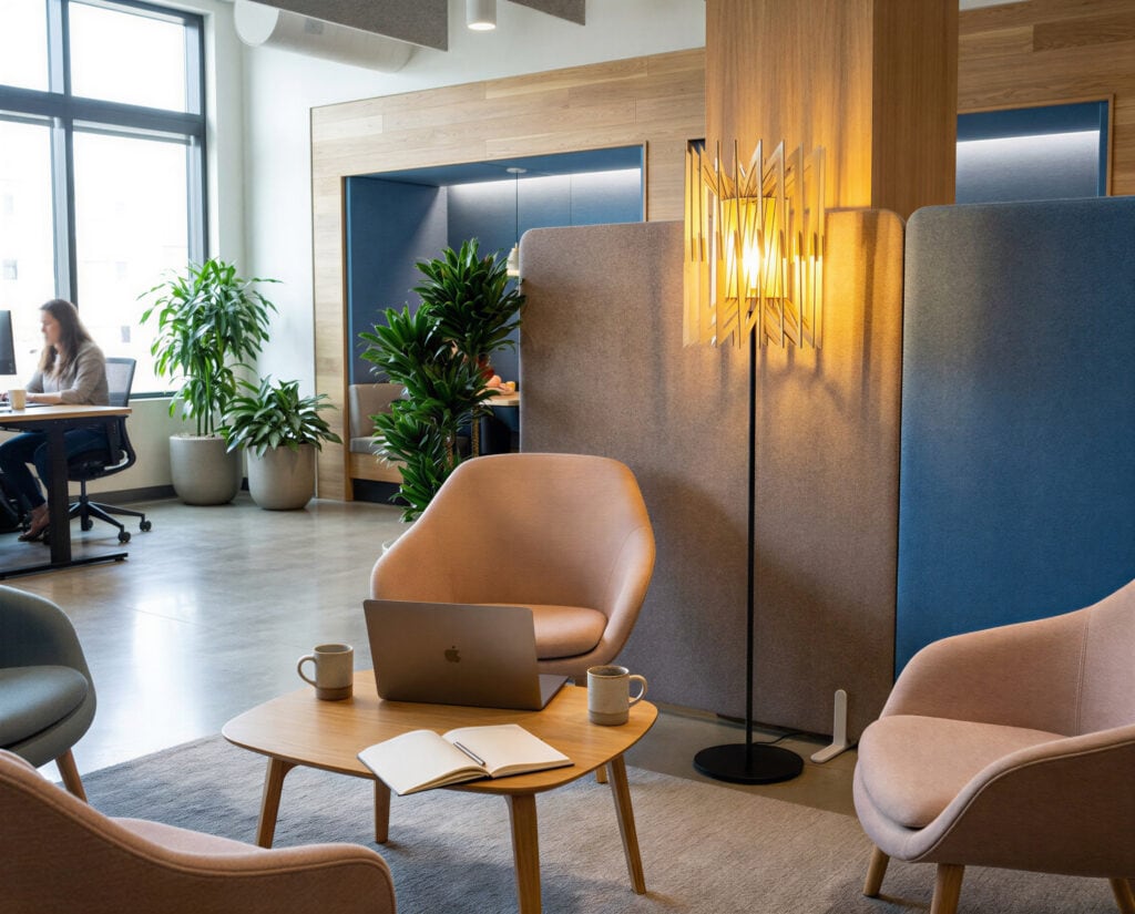 Lampadaire en bois Léon L'accordéon dans un salon convivial aux tons chauds