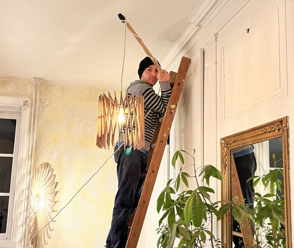 Robin, artisan de l'Atelier Sâpi, dans son atelier à Lyon