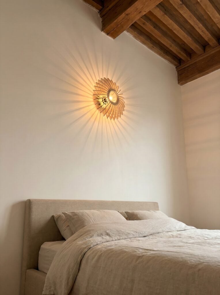 Applique murale en bois Ariel au-dessus d'un lit, sous une poutre apparente