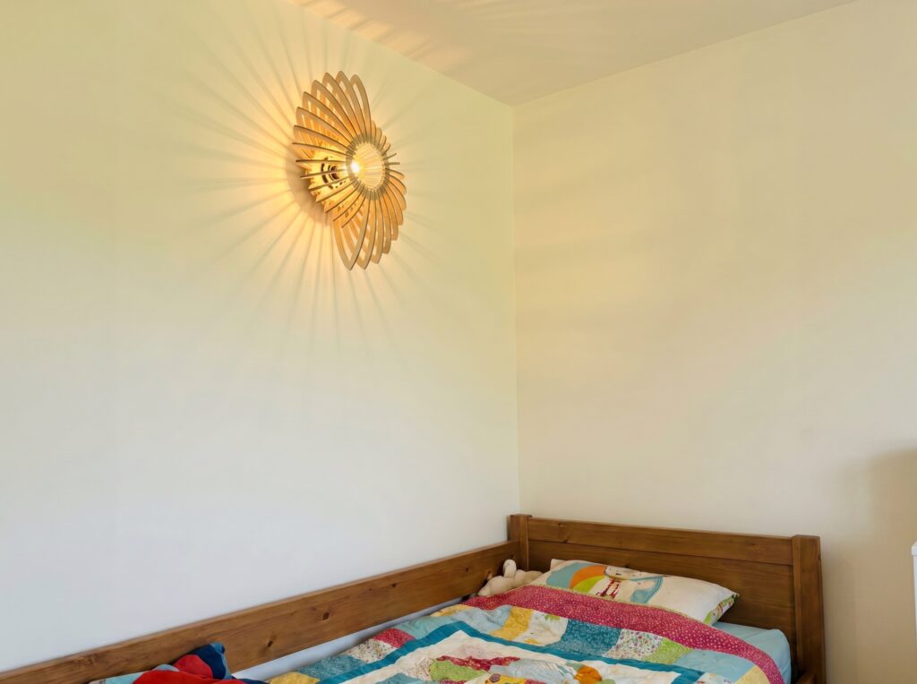 Applique murale bois Sébastien dans une chambre d'enfant, en angle de mur
