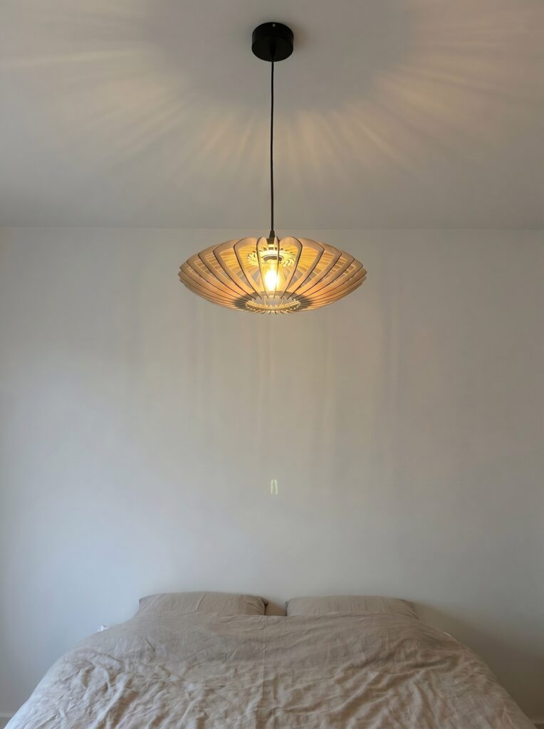 Suspension en bois Ariel La perle en forme de perle au-dessus d'un lit dans une chambre