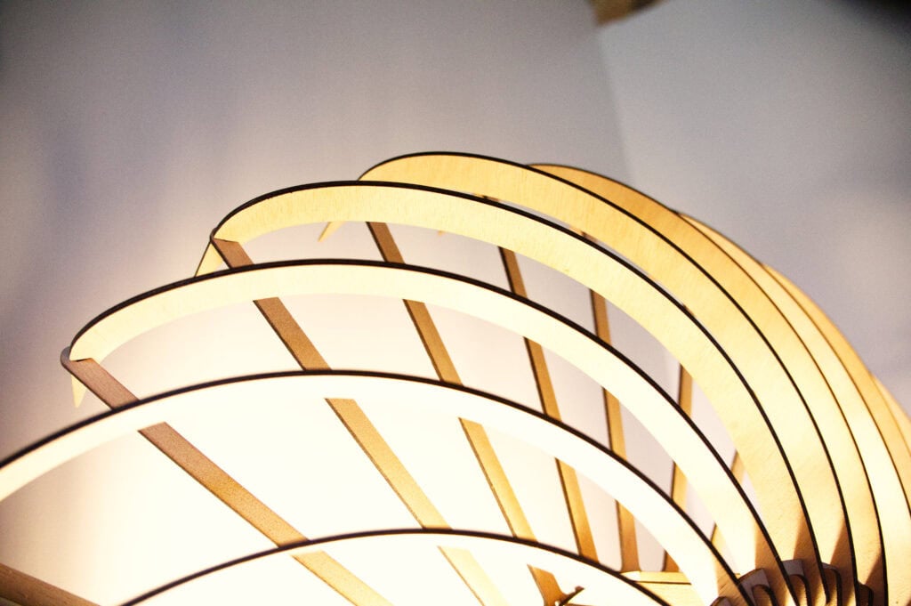 Détail des lamelles en bois du lampadaire Claudine, motif turbine