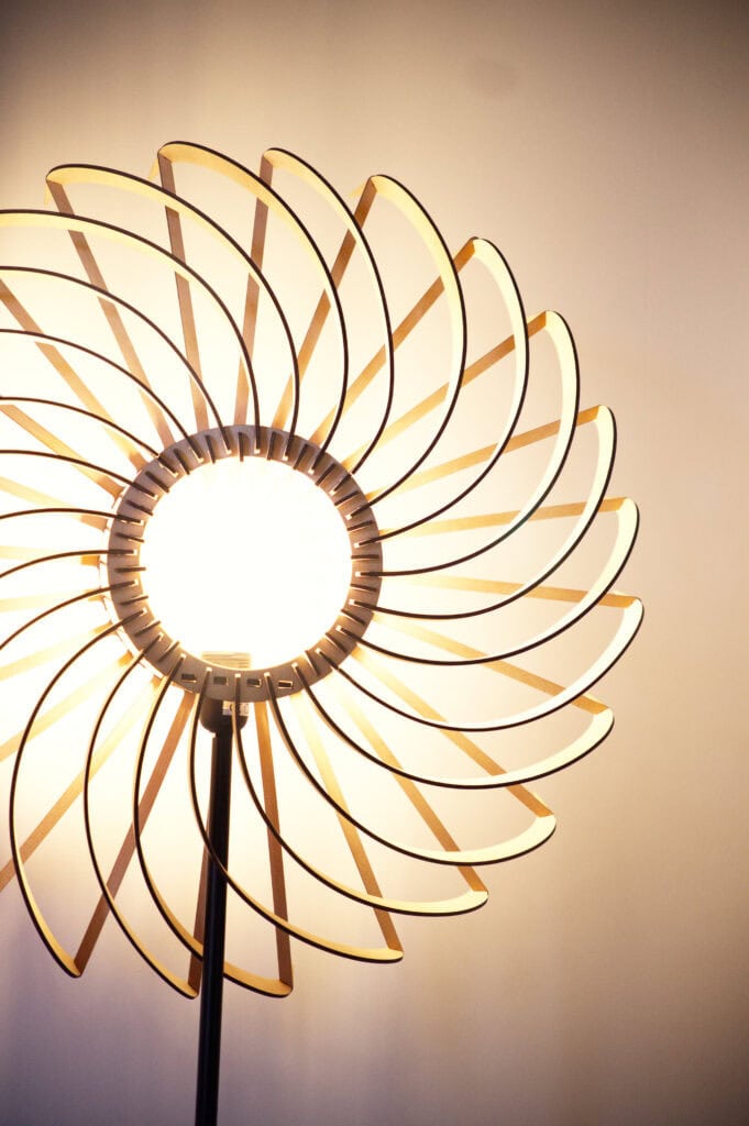 Détail du lampadaire en bois Claudine, abat-jour en spirale et centre lumineux