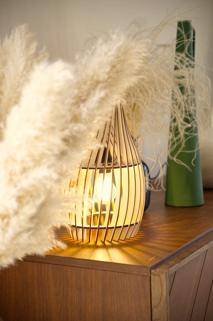 Lampe à poser en bois sur un buffet, déco salon
