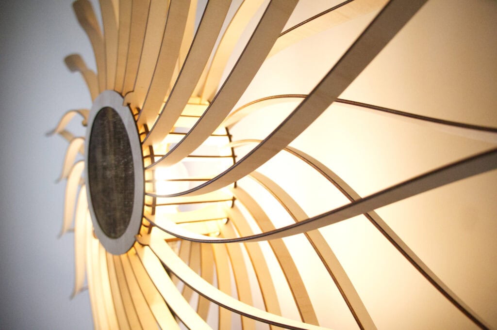 Lampadaire en bois Dalida, gros plan sur le médaillon et les pétales dahlia