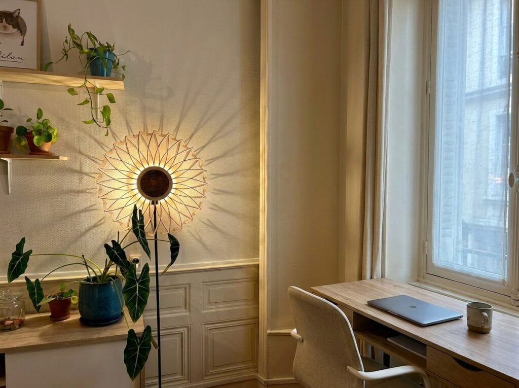Lampadaire bois Charlie près d'un bureau et d'une fenêtre