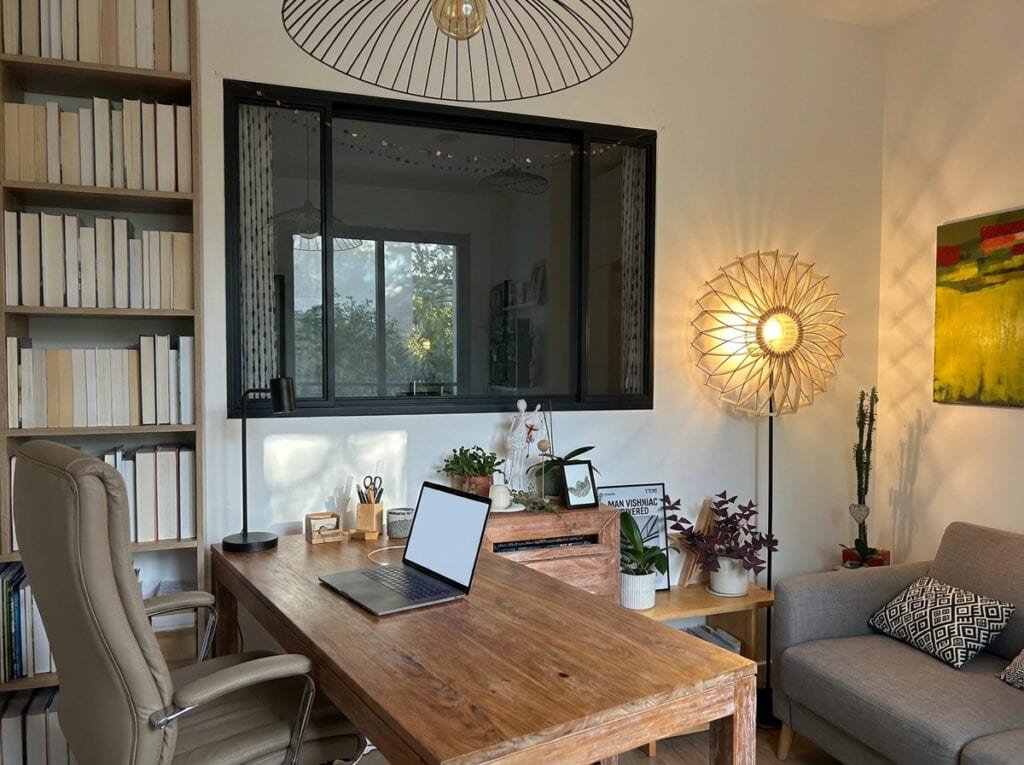 Lampadaire en bois Charlie dans un salon, près d'une bibliothèque