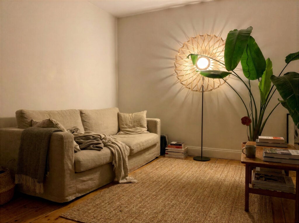 Lampadaire en bois Charlie dans un salon, canapé beige et plante