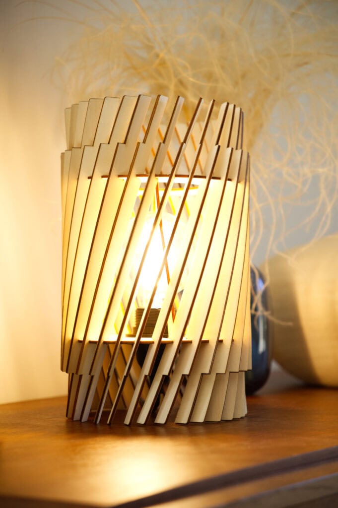 Lampe à poser bois Alice, gros plan sur les lamelles en hélice