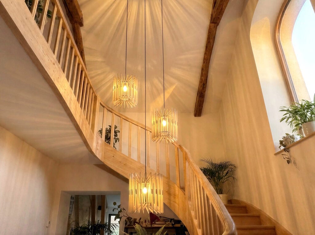 Suspension en bois artisanale faite en France pour escalier